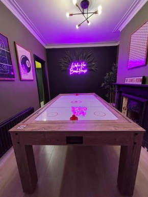 Hot Tub, Games Room, Near Beach!